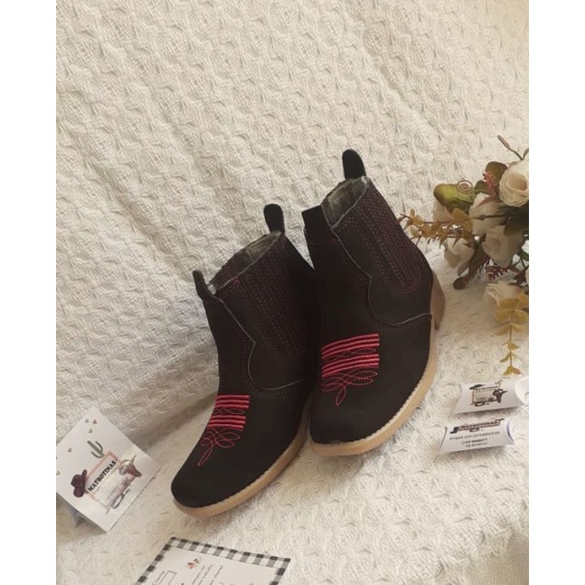 Botina Feminina nobuck café florão rosa solado pvc.