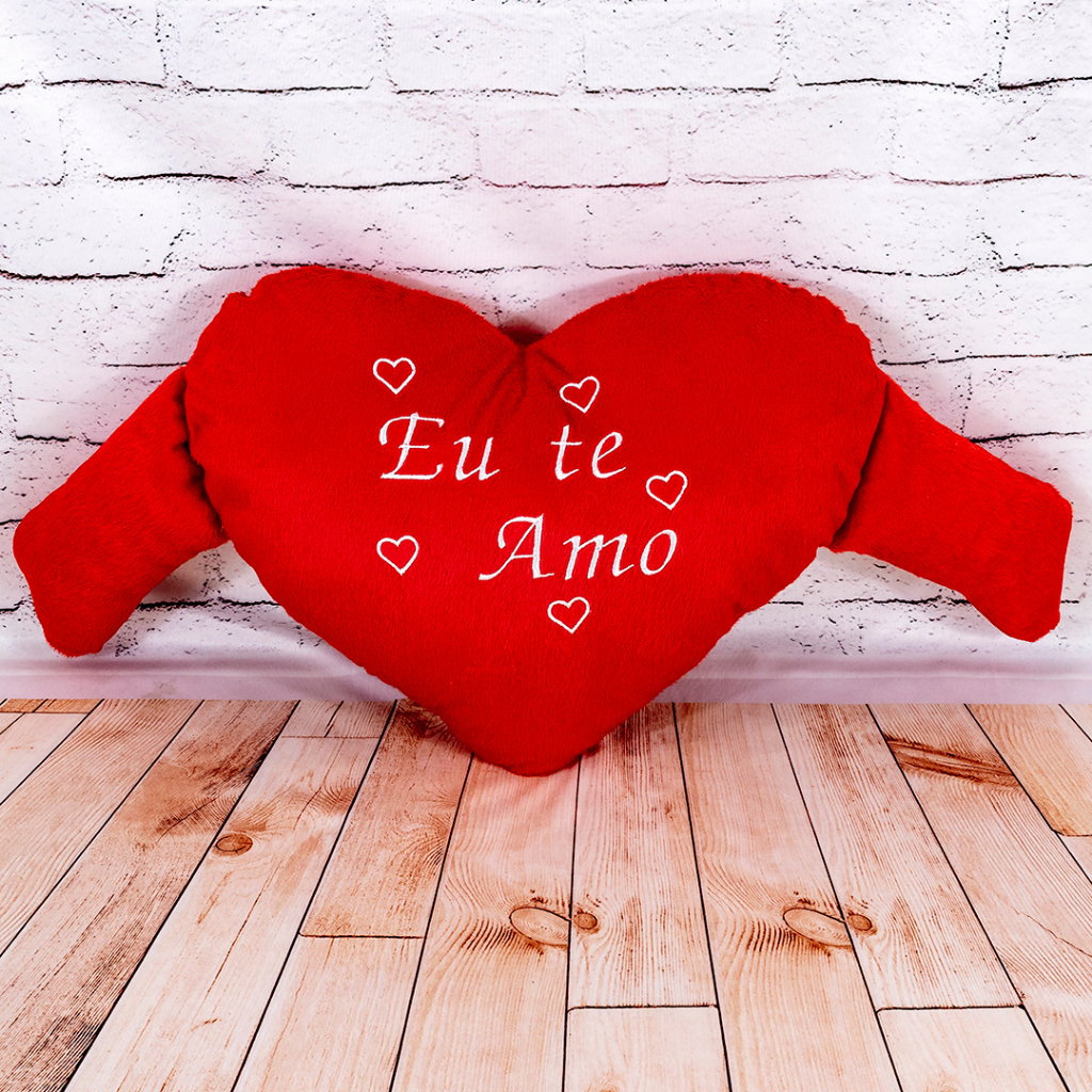 Coração de pelúcia bordado "Eu te amo"