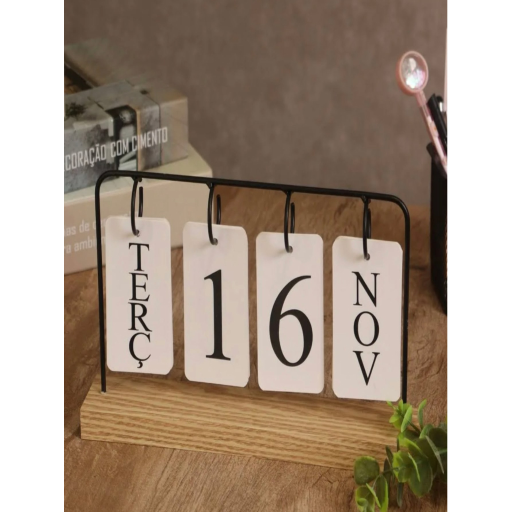 Calendário ingles  de Mesa Aramado Madeira com Placas Preto Decorativo Permanente