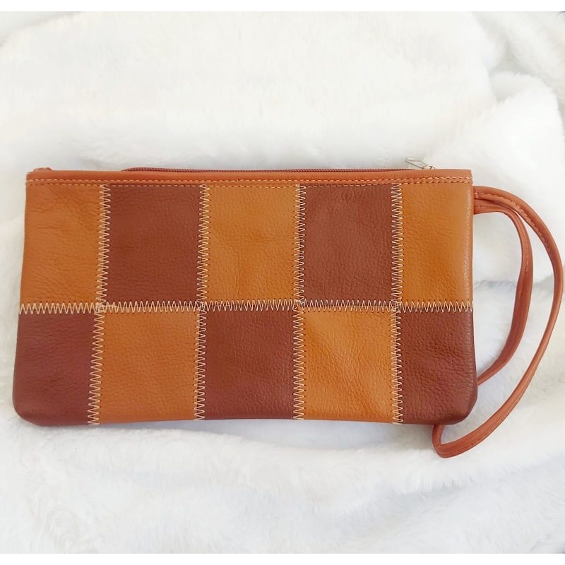 Necessaire com alça de mão em retalhos de couro