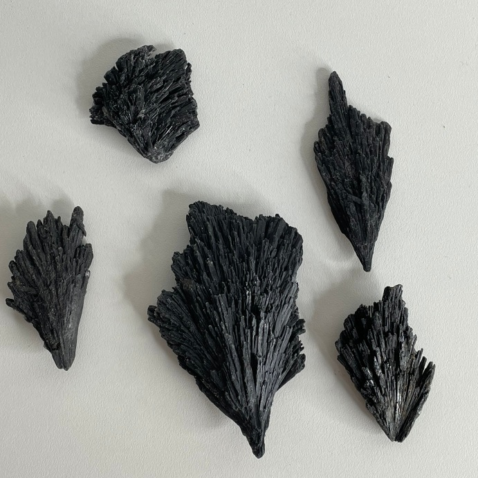 Cianita Negra / Vassoura de Bruxa Natural Bruta