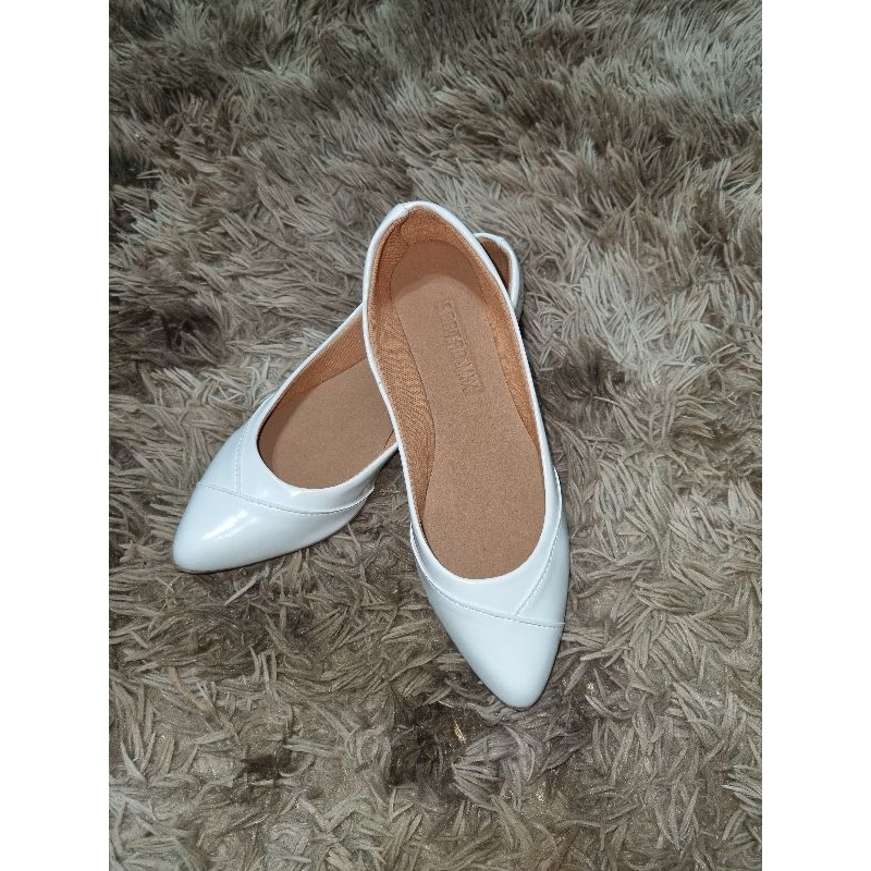 Sapatilha feminina bico Heloisa fino de verniz com detalhe lateral moda dia a dia estilo moderno.
