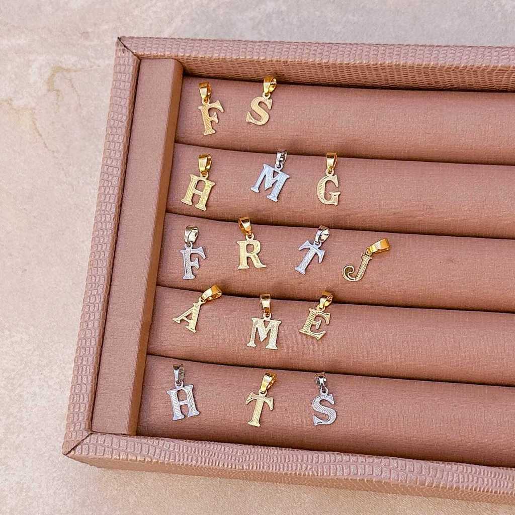 [ SEMI JOIA ] Pingente Letra Inicial Minimalista Delicada Banhado em Ouro 18k Alto Padrão Acessórios Femininos