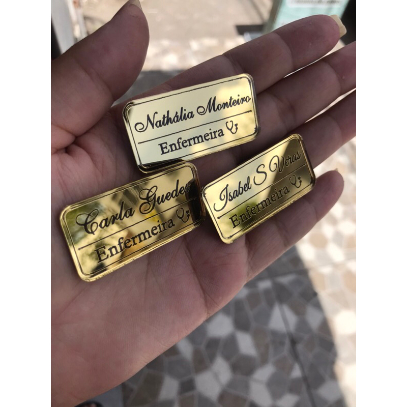 Broche/botton com alfinete Acrílico dourado letra preta personalizado
