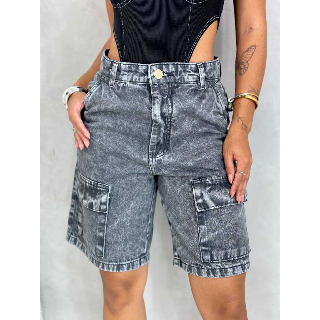 Bermuda estilo carpinteiro cinza marmorizada jeans feminina moda gringa.