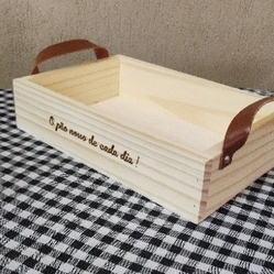 Bandeja para café da manhã em madeira pinus com alça de couro, Personalize com sua frase.