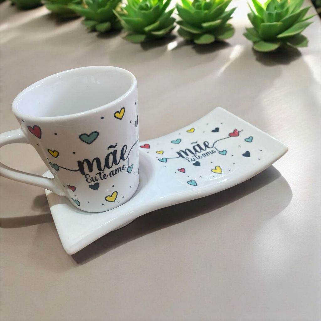 Kit Caneca Porcelana e Pires Ondulado Mãe Eu te Amo