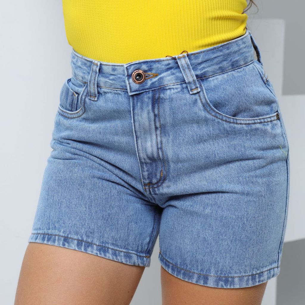 Short Bermuda Mom Jeans Feminina Cintura Alta Lavagem Clara Comfort Bolso Traseiro Frontal