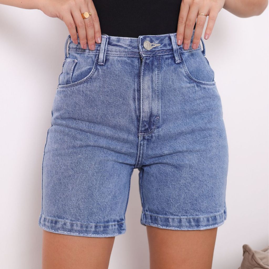Bermuda Mom Jeans Feminina Cintura Alta Lavagem Clara com Bolsos Frontais e Traseiros Comfort