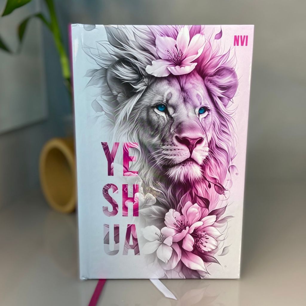 Bíblia Sagrada Feminina NVI Leão Yeshua Rosa e Branco Letras Médias Capa Dura E Índice HDC