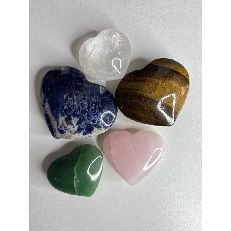 Coração em pedras naturais, cristal, quertzo rosa, quartzo azul, sodalita, olho de tigre.