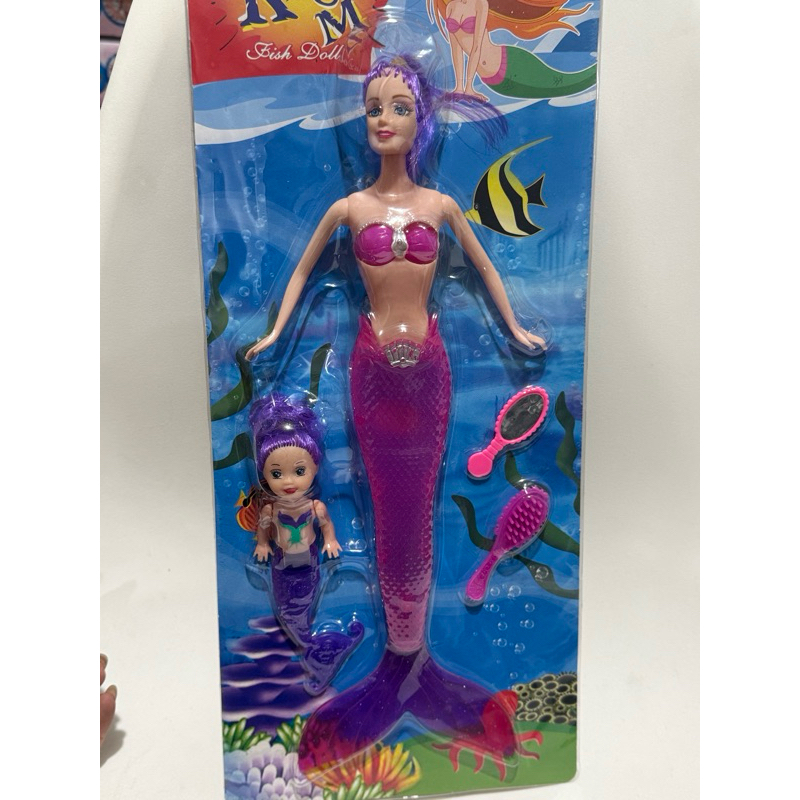 Boneca de sereia + sereia pequena com espelho e pente,  pisca cauda, presente pra meninas