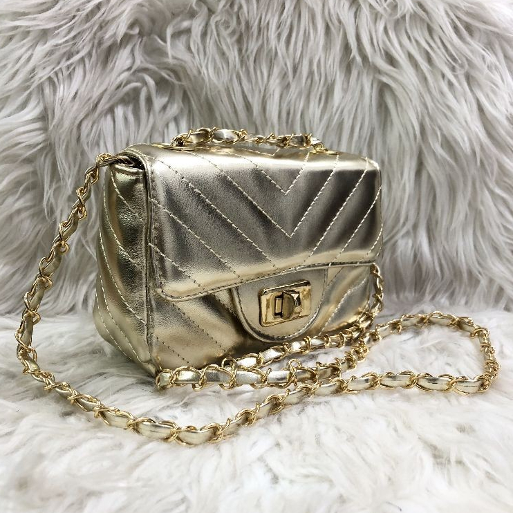 Bolsa Estilo Bordado V Material Metalizada Com Corrente Transpassada E Fecho Giratorio