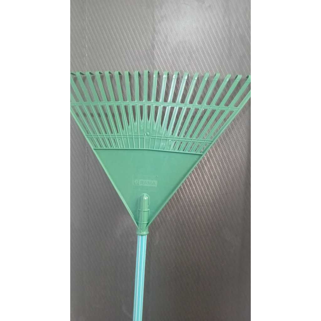 VASSOURA RASTELO VERDE  JARDIM 22 DENTES,  PLASTICA RAMA REFORCADA COM CABO 1UN