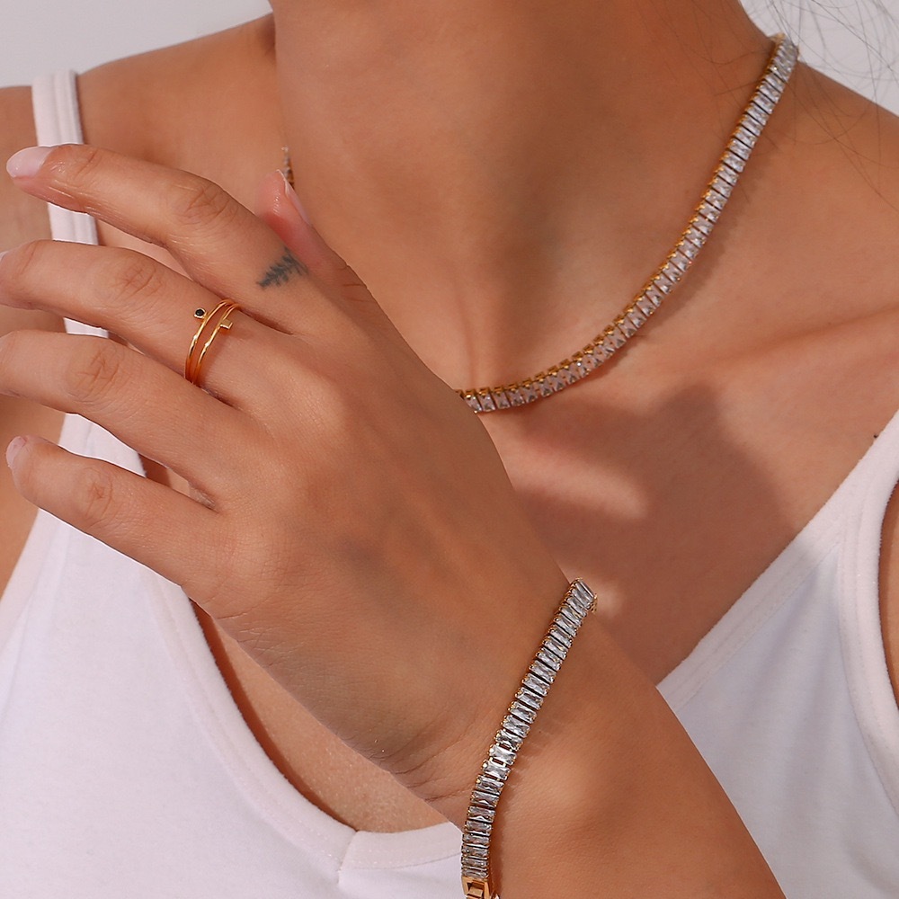 Conjunto requintado de duas peças de colar e pulseira de zircônia com garras e acessórios para vestido de noiva