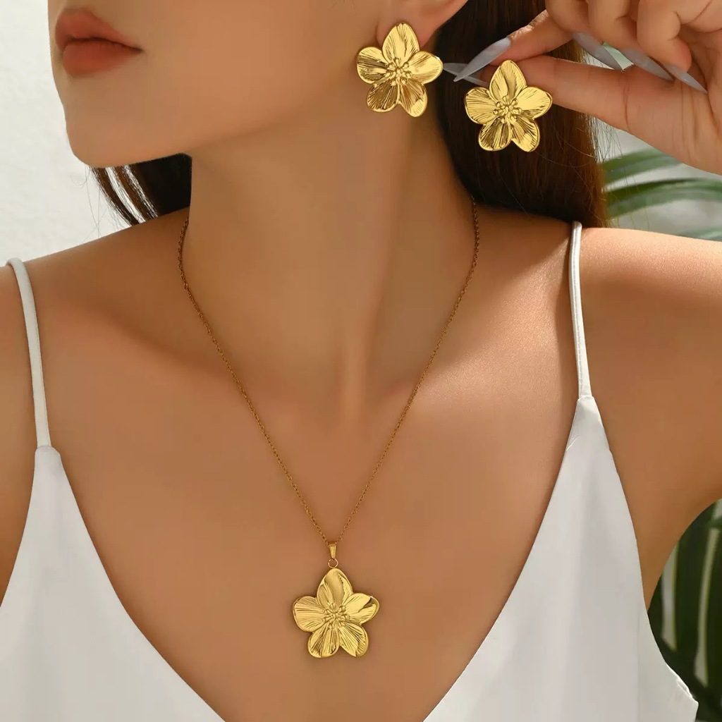 CONJUNTOS colar e brincos elegantes com flores metálicas gargantilha de luxo com detalhe BANHADA EM OURO 18K