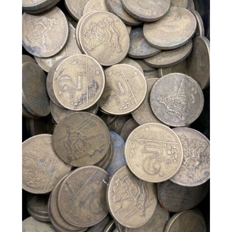 Lote com moedas de 2 cruzeiros para fazer alianças.