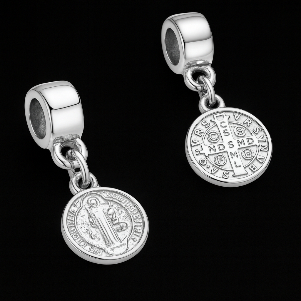 Berloque São Bento Detalhado Religioso Folheado Prata 925 p/ Pulseiras e Braceletes Acessórios Femininos