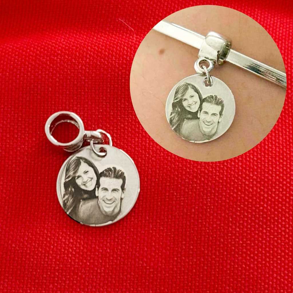 Berloque Medalha com Foto Personalizado 15mm Banhado Prata 925 p/ Braceletes e Pulseiras Presente Mimo Dia Namorado Mulh