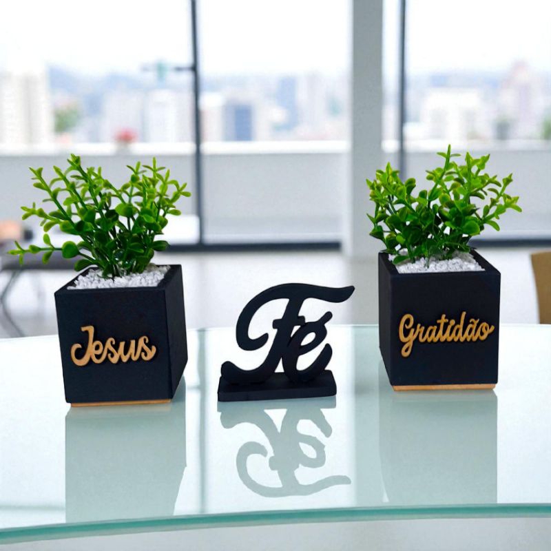 kit 02 vasinhos decorativos com plantinhas artificiais e Letreiro Fè.