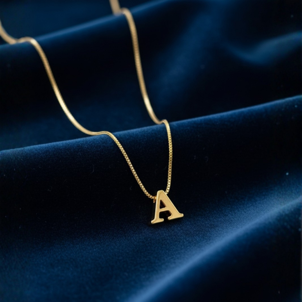 Colar Letra Delicada Inicial Passador Feminino (45cm) Banhado a Ouro 18k Anti Alérgico Cordão Acessórios Femininos