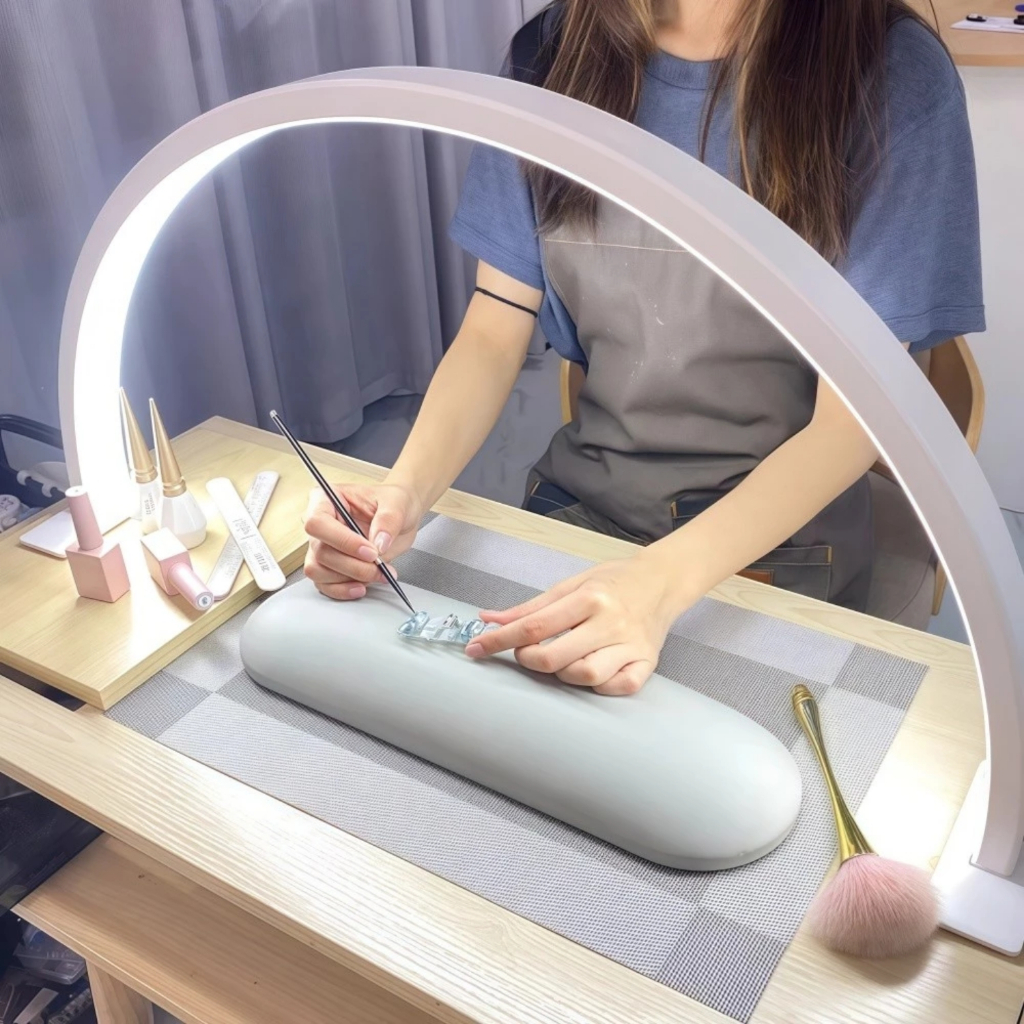 Luminária de Mesa Meia Lua em Led Bivolt Regulável Para Unha e Estética Controle De Luz 3 Tons