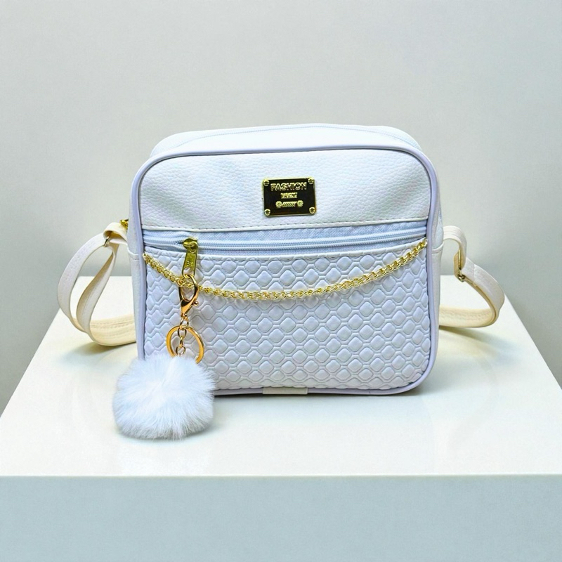 Bolsa Feminina Transversal Pequena Câmera Bag Blogueira Com Corrente E Pompom - Estilo e Tendência