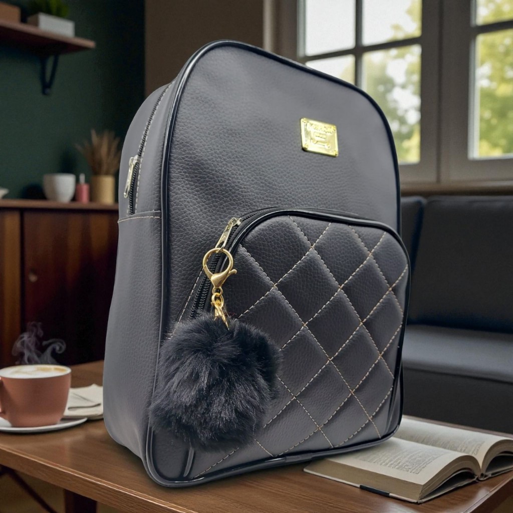 Mochila feminina mediana acompanha pompom elegante casual