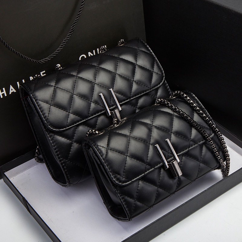 Modelo 9030, bolsa feminina de ombro em PU, estilosa com corrente e bordado.