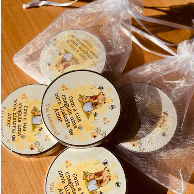 Kit 25 Velas na Latinha Personalizadas com Saquinho de Organza - Velas Lembrancinhas Aniversário Chá revelação