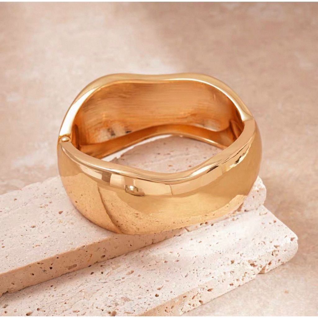 Pulseira Dourada Feminina de Metal – Modelo Grosso com Brilho Intenso, Estilo Moderno e Elegante