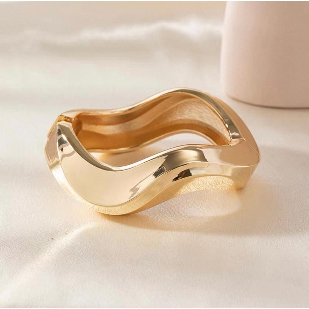 Pulseira Feminina Dourada Design Ondulado – Bracelete Moderno Minimalista, Estilo Elegante e Sofisticado