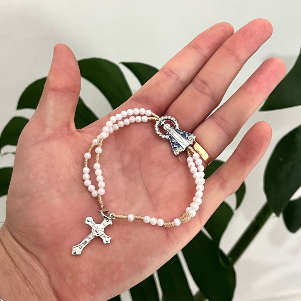 Terço de Pulso Perolado Pulseira Terço de Nossa Senhora Aparecida Feminino  e Delicado
