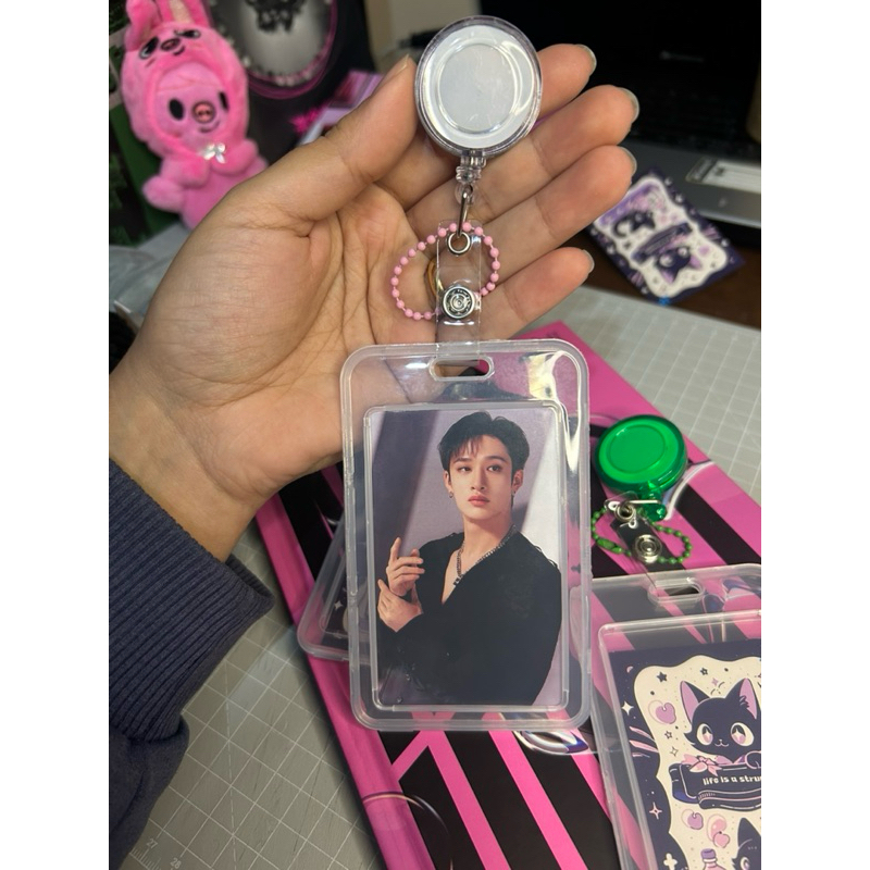 Holder Porta photocard com Clip Retrátil + 2 photocards fanmade  (SKZ)