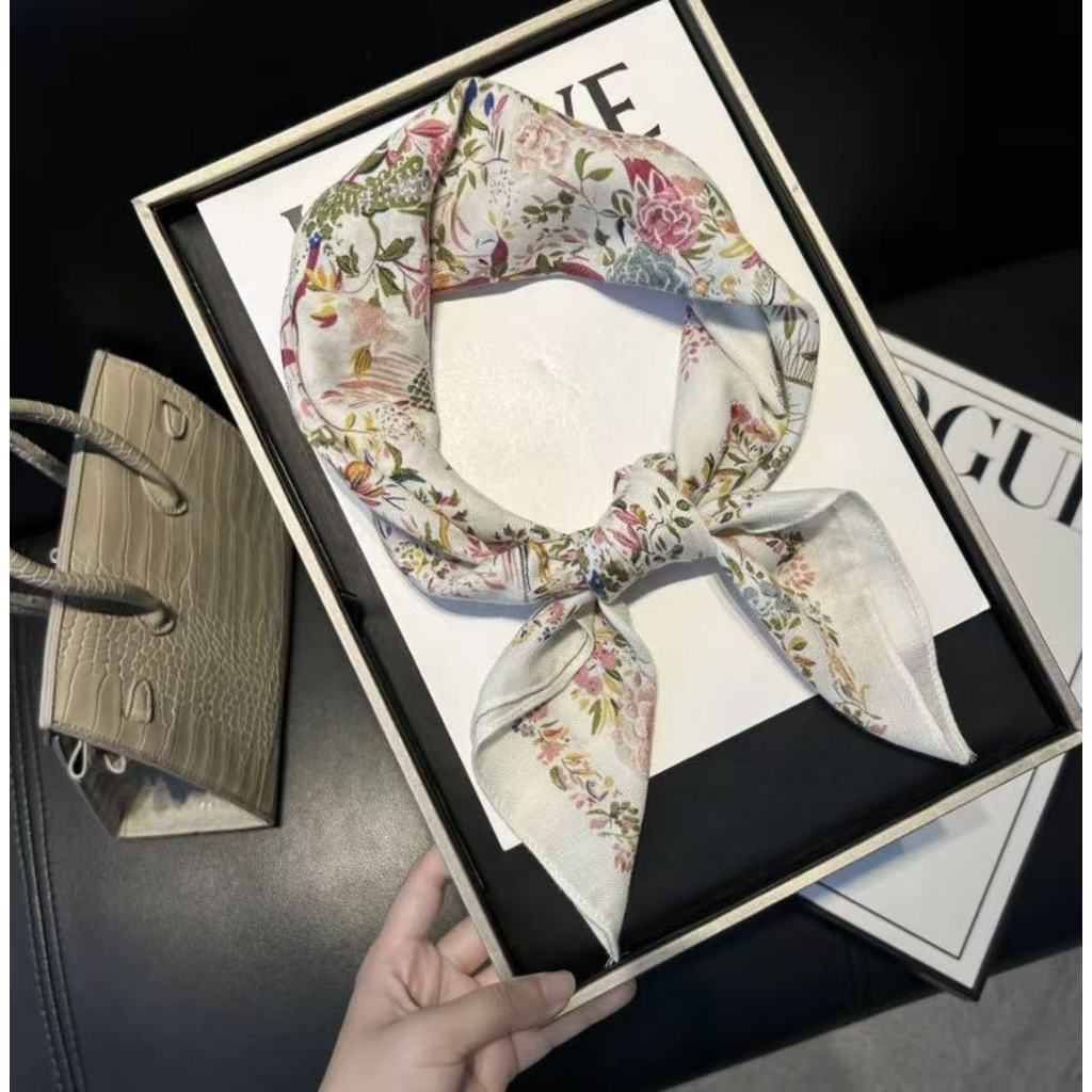 Lenço de seda fino 70x70, estampado, textura cetim, proteção solar