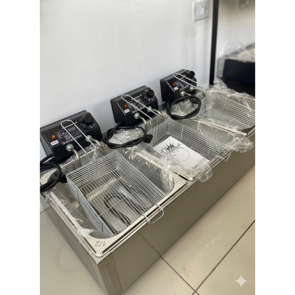 Fritadeira Elétrica Industrial em Inox com 3 Cubas 21 litros 9.000 Watts- Alto Desempenho para sua cozinha.