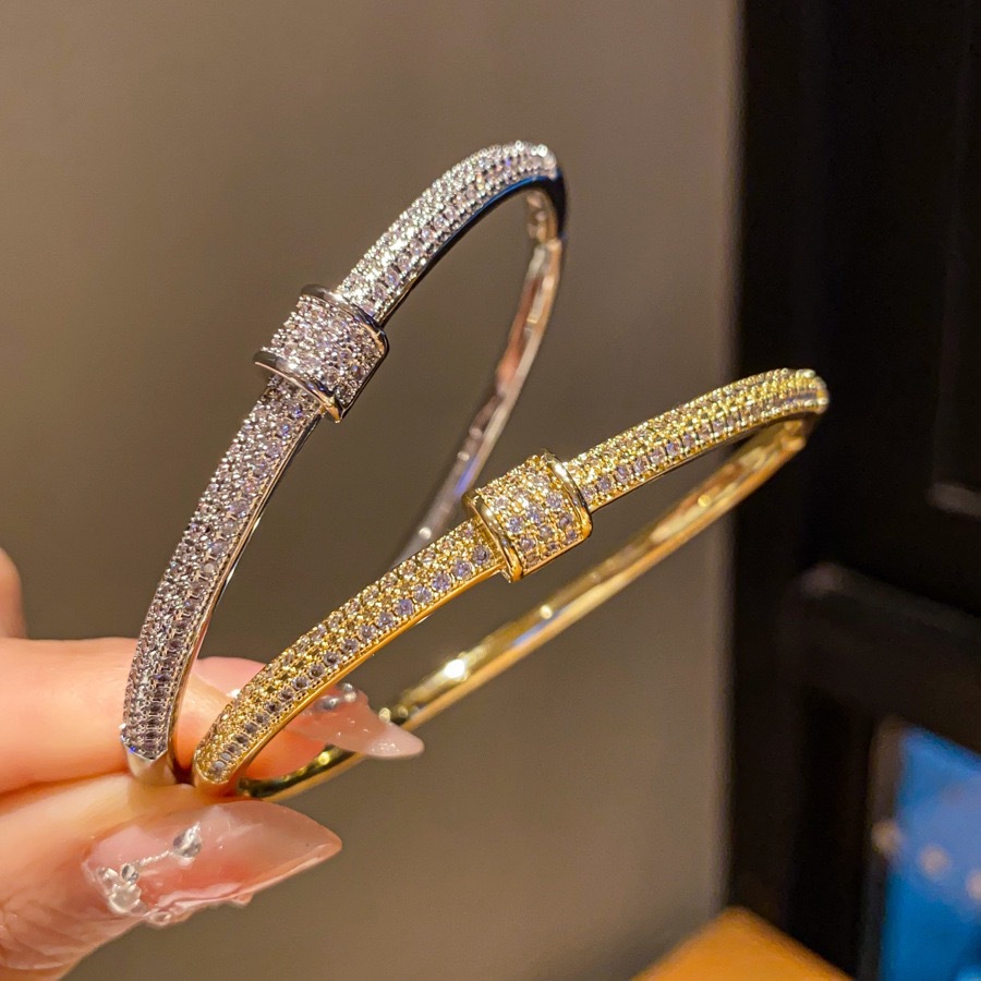 Pulseira feminina requintada e luxuosa em prata 925, cravejada com zircônias cúbicas e banhada a ouro 18K