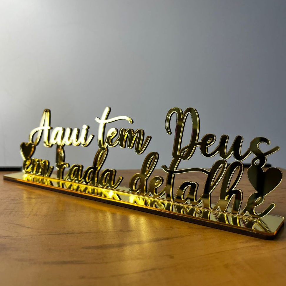 Frase Decorativa: Aqui tem Deus em Cada Detalhe - Decoração Estante - Acrílico Espelhado - Presente
