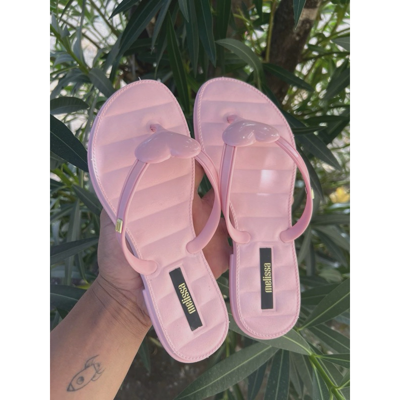 CHINELO FEMININO CORAÇÃO COM PINGENTE NA TIRA