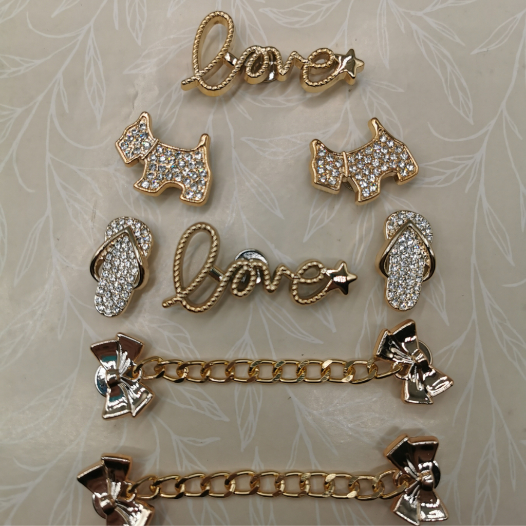 Pins \ Bottons para Babuche Dourada diversas decorações - Kit Com 8 para sandália CHINELINHO