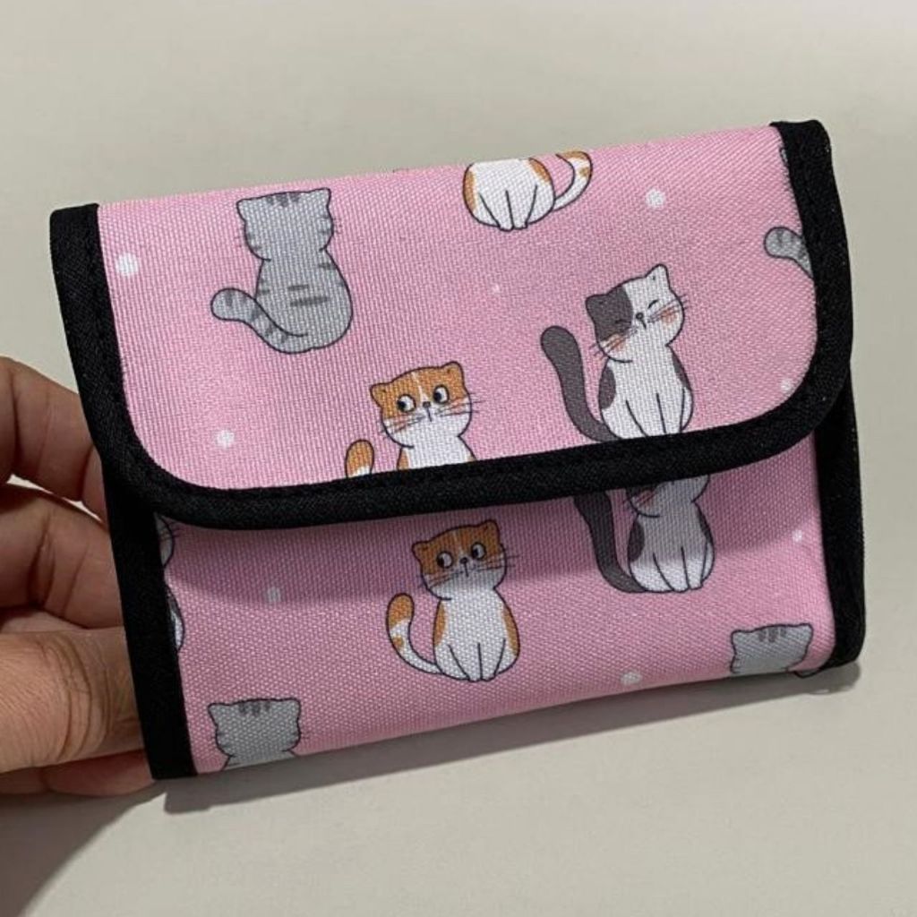 Carteira Feminina Infantil com Velcro, Espaço para Dinheiro, Cartão e Moedas Estampas Variadas