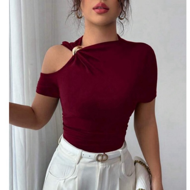 Blusa Feminina Ombro Vazado Assimétrica com Detalhe Dourado Estilo Blogueira Perfeita