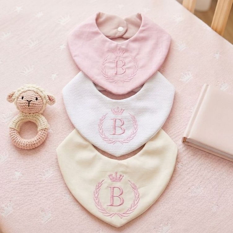 Kit 3 Babador Bandana Personalizado Inicial Do Nome Do Bebe Menino Menina Liso Bordado