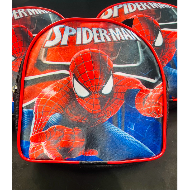 kit homem aranha 🕷️mini mochilinha  + caneca + bola surpresa vem com brinquedo dentro. Mochila: não é térmica.