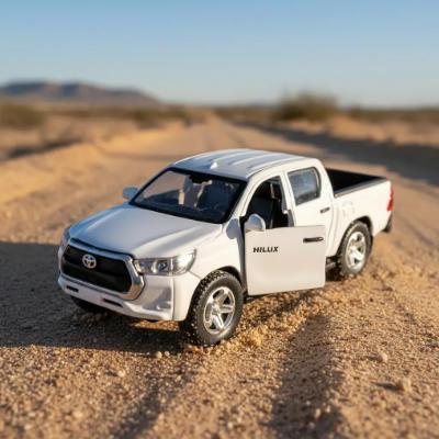 Miniatura Toyota Hilux 2021 1:36 Metal com Luz e Som  Abre Portas Fricção Carro Coleção 12cm