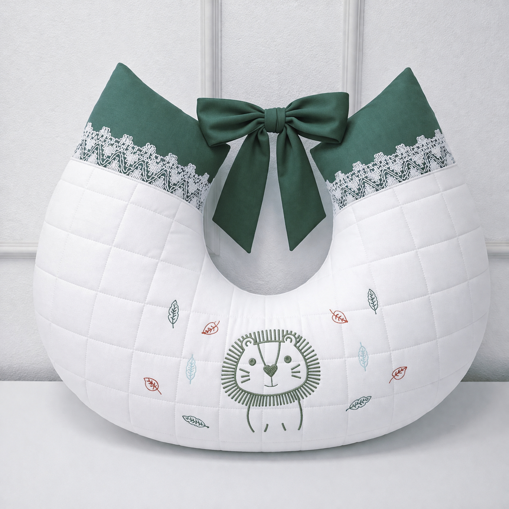 Almofada de Amamentação Anatômica 100% Algodão – Verde Menino Leãzinho – Conforto e Apoio para Mãe e Bebê