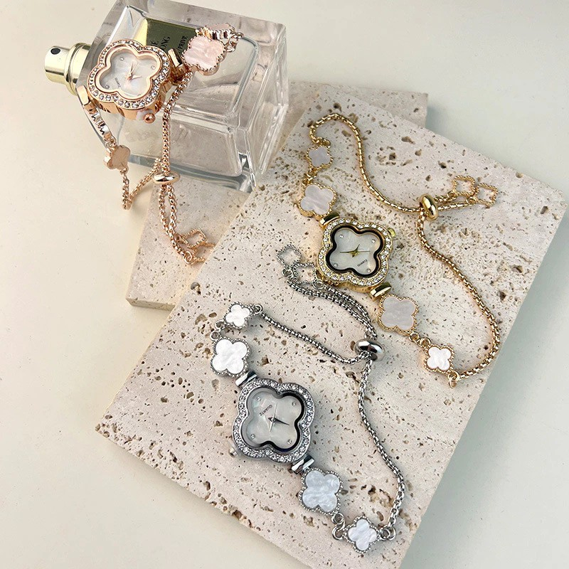 Relógio Feminino Trevo Quartz Luxo Strass Pulseira Ajustável Fundo Branco Perola Ouro e Prata