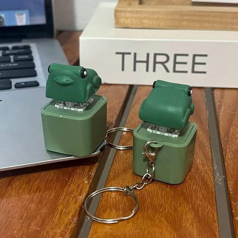 Chaveiro Sapo com Som Recarregável Divertido Criativo Pingente para Bolsa Mochila Chaves Presente Fofo