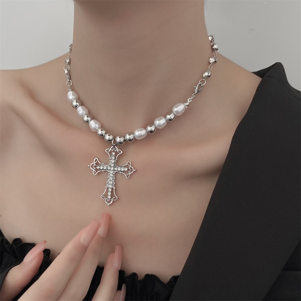 Colar Feminino Prateado Pérola com Cruz Strass Pedraria Completa