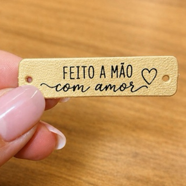 Kit 10 a 100 Etiquetas Pu  Sintéticas “Feito à Mão Com Amor Ideal Para Crochê e Artesanato - Tags Pronta Entrega